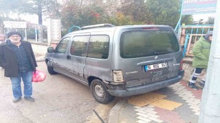 Bursada otomobil hafif ticari araca çarptı: 2 yaralı