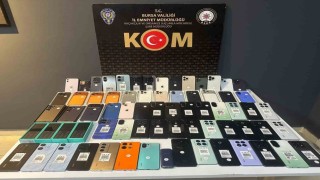 Bursada piyasa değeri 3 milyon lira olan kaçak cep telefonları ve USB kablolar ele geçirildi
