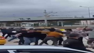 Bursada savaşı andıran kavga kamerada: Kimi kaskını miğfer yaptı, kimi sopayı kılıç gibi kullandı