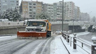 Büyükşehir Belediyesi tuzlama ve kar küreme çalışması yürütüyor