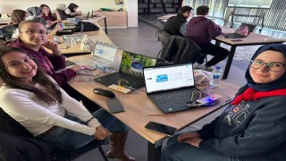 Büyükşehirin Bilişim Akademisinden öğretmen adaylarına robotik kodlama eğitimi