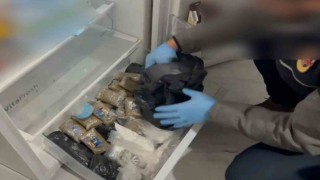 Buzdolabından esrar ve kokain gardıroptan tabanca ve para çıktı