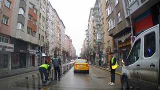 Çakılmasıyla tepki çeken dubalar belediye tarafından söküldü