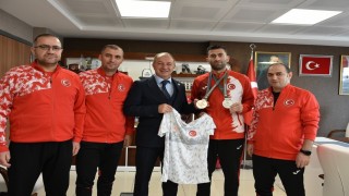 Çakmurdan olimpiyat fatihine kutlama