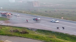 Cam paleti yüklü kamyonetten düşen cam parçaları trafiği durdurdu