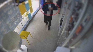 Camekandaki cep telefonunu kaşla göz arasında çalan hırsızın o anları kamerada