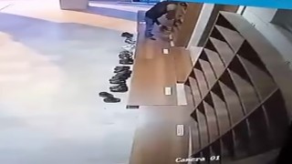 Camide ayakkabı hırsızlığı