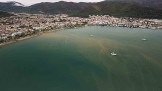 Çamur rengine bürünen deniz havadan görüntülendi