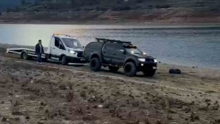 Çamura saplanan oto kurtarıcıyı pikap kurtardı