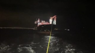 Çanakkale Boğazından geçen konteyner gemisi makine arızası nedeniyle demirletildi