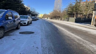 Çankayada yollar buz pistine döndü