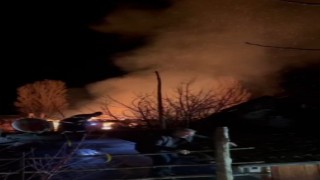 Çankırıda köyde çıkan yangında iki ev küle döndü