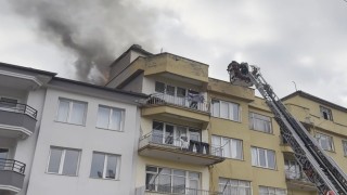 Çatı katındaki kömürlükte yangın paniği