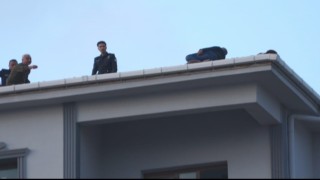 Çatıya çıktı, 80 bin TLlik alacağını tahsil edince ikna olup indi