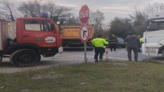 Çaycumada tır, otomobile çarptı; 1 yaralı