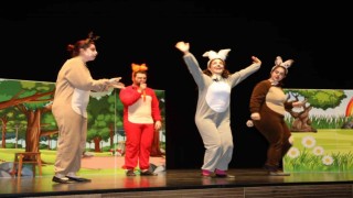 Çayırovada çocuklar tiyatroyla buluştu