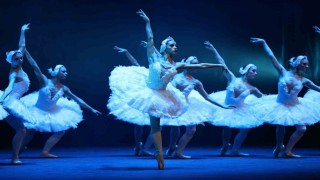 Çaykovskinin ‘Kuğu Gölü balesi Denizlide beğeniyle izlendi