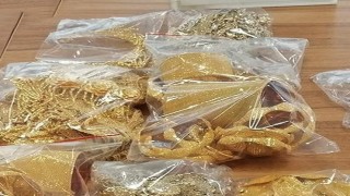Ceplerindeki 200 bin euro değerindeki altın ve platin takılarla sınırda yakalandı