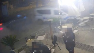 Çeşmede otomobilin polis aracına çarptığı anlar kameraya yansıdı