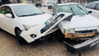 Ceylanpınarda 2 otomobil çarpıştı