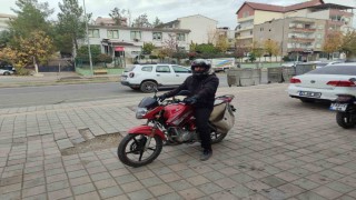 Ceza yedi, kaskı başına geçirerek motosiklet sürücülerine uyarıda bulundu