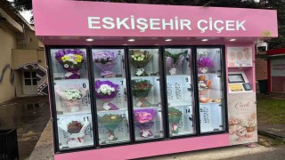Çiçek sürprizi yapmak isteyen bu otomata geliyor