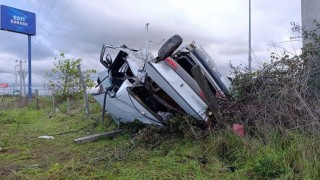 Ciple çarpışan otomobil hurdaya döndü: 1i ağır 2 yaralı