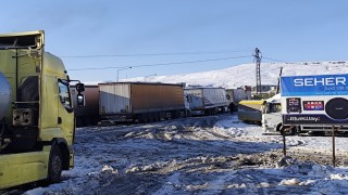 Cizrede kar esareti: Yollar buz pistine döndü