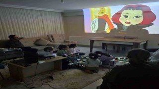 Çocuk evlerinde kalan çocuklara çizgi film sürprizi