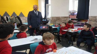 Çocuklar şivlilikle paylaşmayı ve zorbalığın kötülüğünü okula gelen robottan dinledi