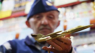 Çocukluk hayali pilotluktu, 60 yıldır 300e yakın uçak maketi topladı