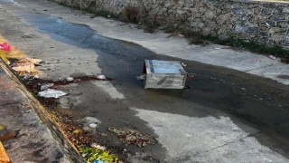 Çöp konteynerleri ilçe kanalına atıldı, belediye hukuki süreç başlatacak