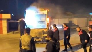 Çöp toplama sırasında yanan kamyonunu itfaiyeye sürdü