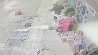 Çorumda akılalmaz olay: Eline ne geçtiyse yola fırlattı