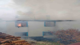 Çorumda alev alev yanan ev kullanılmaz hale geldi