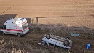 Çorumda otomobil tarlaya uçtu: 2 yaralı