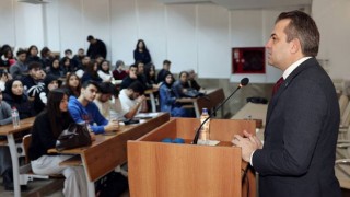 ÇÜ Rektörü Prof. Dr. Hamit Emrah Beriş Öğrencilerle Buluştu