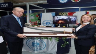 Cumhurbaşkanı Erdoğana kılıç hediye etti
