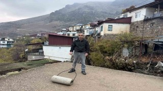 Çüngüşte toprak evlere loğ çekiliyor