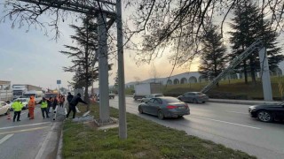 Damperi açık tır PTS direğini devirdi, facia kıl payı atlatıldı