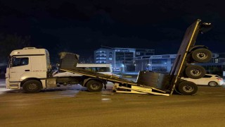 Demir rulo yüklü dorse ortadan ikiye ayrıldı