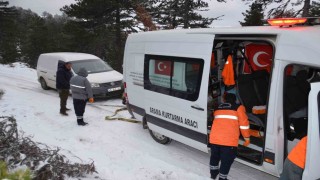 Demircide kar nedeniyle yolda mahsur kalan 3 avcı kurtarıldı