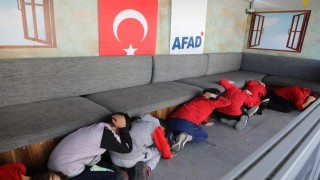 Deprem anı gerçekçi bir ortamda canlandırıldı