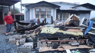 Deprem sonrası inşa ettikleri evlerinde alevler içinde kalan aile korku dolu anlar yaşadı