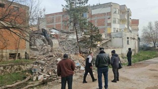 Depremin ardından Sındırgıda tehlikeli yapılar kaldırılıyor