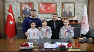 Dereceye giren minik yüzücülerden Bilecike gurur