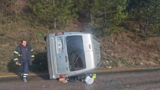 Devrilen hafif ticari aracın sürücüsü yaralandı