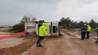 Devrilen kamyonda sıkışan sürücüsü yaralandı