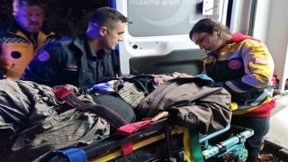 Devrilen traktörün altında kalan kadın yaralandı