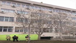 Dicle Üniversitesinde intihar girişiminde bulunan şahıs çatıdan indirildi